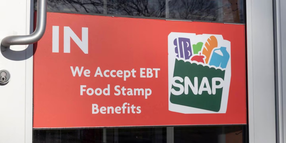 Photo of a SNAP sign on a store door